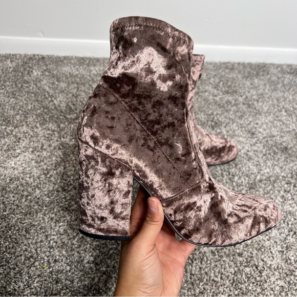 Steve Madden Gaze Bootie in Mushroom Velvet 10 - Picture 1 of 6